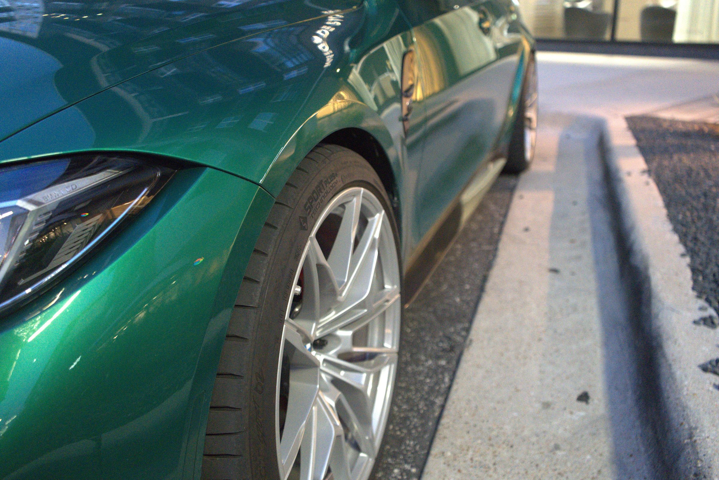 BMW M4, green, wheel detail